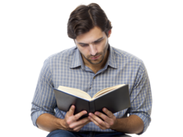 un hombre es leyendo un libro mientras sentado en un silla png