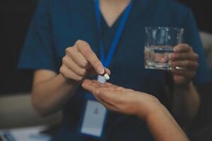 doctores son dando Consejo en medicación a pacientes en hospital examen habitaciones, tratando enfermedades desde especialistas y Proporcionar dirigido tratamiento. conceptos de médico tratamiento y especialistas foto