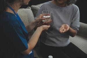 doctores son dando Consejo en medicación a pacientes en hospital examen habitaciones, tratando enfermedades desde especialistas y Proporcionar dirigido tratamiento. conceptos de médico tratamiento y especialistas foto