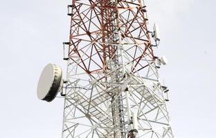 telecomunicación torre con claro cielo antecedentes. foto