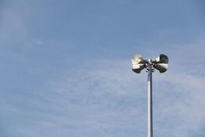 zumbido cuerno altavoz con nube en azul cielo antecedentes. foto