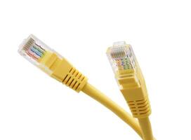 amarillo red cables con moldeado rj45 enchufe aislado en blanco antecedentes foto