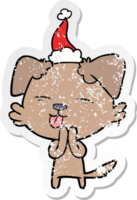 mano dibujado afligido pegatina dibujos animados de un perro pega fuera lengua vistiendo Papa Noel sombrero png