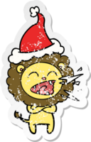 main tiré affligé autocollant dessin animé de une rugissement Lion portant Père Noël chapeau png