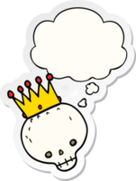 tecknad serie skalle med krona med trodde bubbla som en tryckt klistermärke png