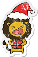 main tiré affligé autocollant dessin animé de une Lion avec Noël présent portant Père Noël chapeau png