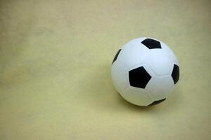 un pequeño blanco y negro juguete caucho pelota foto