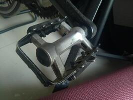 foto de un bicicleta pedal manivela hecho de aluminio en negro color