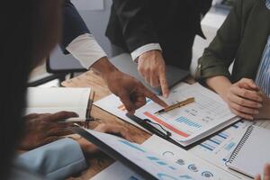 conferencia de trabajo conjunto, reunión del equipo de negocios presente, colegas inversores que discuten los datos del gráfico financiero del nuevo plan en la mesa de la oficina con computadora portátil y tableta digital, finanzas, contabilidad, inversión. foto