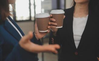 empresario empresario asiático y mujer de negocios discutiendo un nuevo proyecto de negocios en tableta en una reunión moderna en una oficina moderna, concepto casual de negocios asiáticos. foto