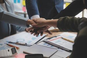 reunión y saludo concepto, dos confidente negocio apretón de manos y negocio personas después que se discute bueno acuerdo de comercio contrato y nuevo proyectos para ambos compañías, éxito, camaradería, co obrero. foto