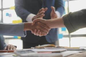 reunión y saludo concepto, dos confidente negocio apretón de manos y negocio personas después que se discute bueno acuerdo de comercio contrato y nuevo proyectos para ambos compañías, éxito, camaradería, co obrero. foto