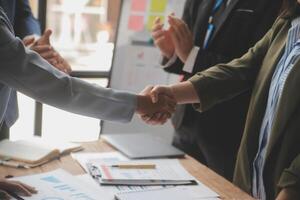 reunión y saludo concepto, dos confidente negocio apretón de manos y negocio personas después que se discute bueno acuerdo de comercio contrato y nuevo proyectos para ambos compañías, éxito, camaradería, co obrero. foto