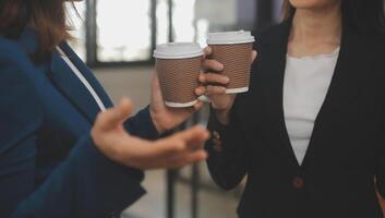 empresario empresario asiático y mujer de negocios discutiendo un nuevo proyecto de negocios en tableta en una reunión moderna en una oficina moderna, concepto casual de negocios asiáticos. foto