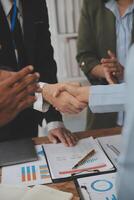 reunión y saludo concepto, dos confidente negocio apretón de manos y negocio personas después que se discute bueno acuerdo de comercio contrato y nuevo proyectos para ambos compañías, éxito, camaradería, co obrero. foto