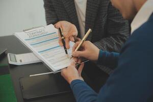 equipo de arquitecturas y empresarios que se discute y lluvia de ideas en piso plan modificación para real inmuebles inversión y alojamiento desarrollo proyecto foto