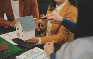 equipo de arquitecturas y empresarios que se discute y lluvia de ideas en piso plan modificación para real inmuebles inversión y alojamiento desarrollo proyecto foto