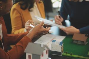 equipo de arquitecturas y empresarios que se discute y lluvia de ideas en piso plan modificación para real inmuebles inversión y alojamiento desarrollo proyecto foto