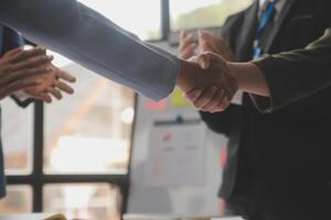 reunión y saludo concepto, dos confidente negocio apretón de manos y negocio personas después que se discute bueno acuerdo de comercio contrato y nuevo proyectos para ambos compañías, éxito, camaradería, co obrero. foto