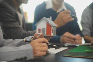 equipo de arquitecturas y empresarios que se discute y lluvia de ideas en piso plan modificación para real inmuebles inversión y alojamiento desarrollo proyecto foto