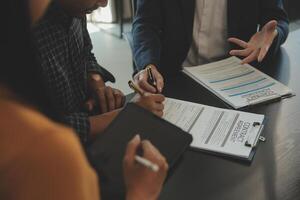 concepto de justicia y derecho. El asesor legal presenta al cliente un contrato firmado con mazo y derecho legal o una reunión de equipo legal en el bufete de abogados en segundo plano. foto