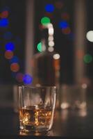 celebracion noche, verter whisky dentro un vaso. dar a amigos quien ven a celebrar foto