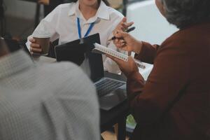 negocio equipo reunión trabajando con nuevo puesta en marcha proyecto, discusión y análisis datos el cartas y gráficos digital tableta, calculadora, ordenador portátil computadora usando, negocio Finanzas y contabilidad concepto. foto