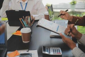 negocio equipo reunión trabajando con nuevo puesta en marcha proyecto, discusión y análisis datos el cartas y gráficos digital tableta, calculadora, ordenador portátil computadora usando, negocio Finanzas y contabilidad concepto. foto