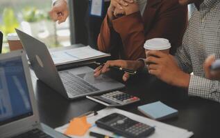 negocio equipo reunión trabajando con nuevo puesta en marcha proyecto, discusión y análisis datos el cartas y gráficos digital tableta, calculadora, ordenador portátil computadora usando, negocio Finanzas y contabilidad concepto. foto