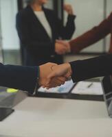 reunión y saludo concepto, dos confidente negocio apretón de manos y negocio personas después que se discute bueno acuerdo de comercio contrato y nuevo proyectos para ambos compañías, éxito, camaradería, co obrero. foto