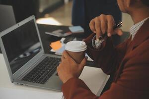 negocio equipo reunión trabajando con nuevo puesta en marcha proyecto, discusión y análisis datos el cartas y gráficos digital tableta, calculadora, ordenador portátil computadora usando, negocio Finanzas y contabilidad concepto. foto