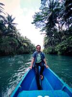 turistas y pescadores navegación en el maron río, un oculto paraíso en pacitano, este Java, Indonesia. foto