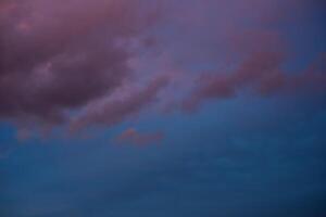 hermosa escénico rosado gris escénico melancólico Cloudscape púrpura nublado cielo antecedentes foto