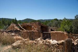 destruido abandonado pueblo choza con un en pendiente techo en un campo foto