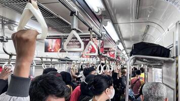 Jacarta tren interior asientos área, salida estación, brillante tren interior, pasajero sin asiento tren. bekasi, Indonesia, mayo 1, 2024 foto