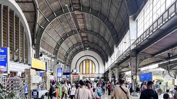 Jacarta tren estación interior vista. Indonesia público transporte. bekasi, Indonesia, mayo 1, 2024 foto