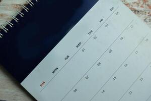 concepto de empujar alfiler en calendario foto