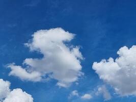 hermosa azul cielo alto resumen forma al aire libre blanco nubes antecedentes en verano degradado ligero belleza antecedentes. hermosa brillante nube y calma Fresco viento aire foto