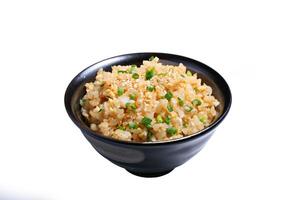 japonés ajo frito arroz. japonés comida estilo en blanco antecedentes foto