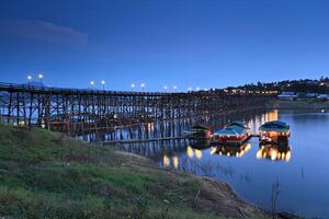 el mas largo de madera puente y flotante pueblo en sangkhla buri kanchanaburi, Tailandia foto