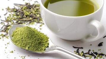 seco verde té hojas, con verde matcha polvo en un cuchara, tradicional japonés matcha té en un blanco antecedentes. sano vegano bebida foto