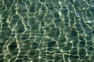 el color de agua en el Mediterráneo mar en superficial agua. natural resumen antecedentes. foto