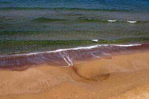 arenoso playa en el costas de el Mediterráneo mar en del Norte Israel. foto