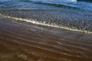 arenoso playa en el costas de el Mediterráneo mar en del Norte Israel. foto