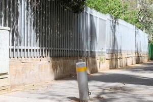 verde plantas y flores crecer a lo largo un cerca en un ciudad parque. foto