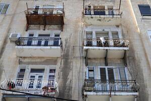 balcón, de cerca, como un arquitectónico detalle durante alojamiento construcción en Israel foto