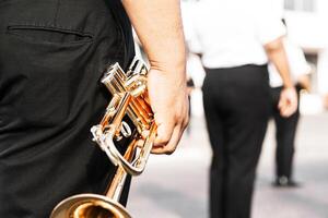 manos de persona participación un trompeta. música y de marcha banda concepto. foto