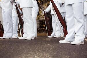 grupo de Armada fuerza vistiendo blanco bota participación un rifle la guerra. independencia y proteccion concepto. foto