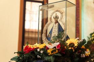 réplica de el estatua de nuestra dama de suyapa en el san isidro catedral en la ceiba, Honduras. foto