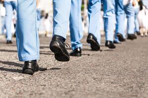 pies de uniforme hombres de marcha en un desfile. foto